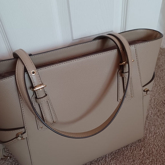🤩👜Michael Kors EW Voyager Tote👜🤩 - Picture 3 of 16